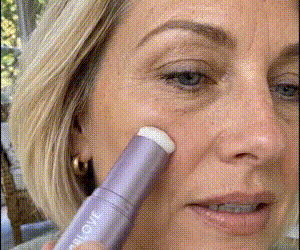The stick that makes mature skin glow again - Adapting Foundation Stick with Built-In Brush